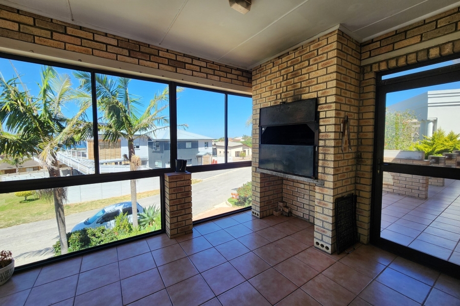 6 Bedroom Property for Sale in Wavecrest Eastern Cape